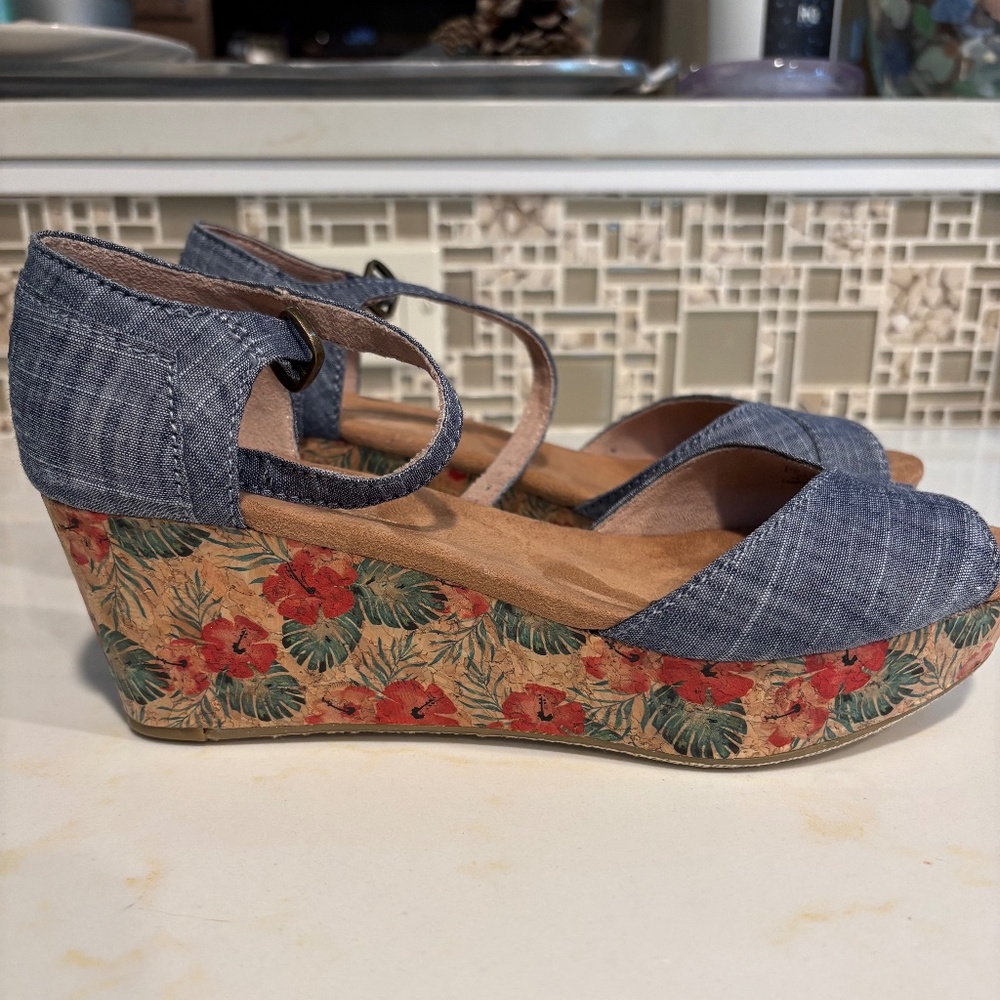 Tom's Desert Wedge Sandals---Denim and Floral, Size 7
